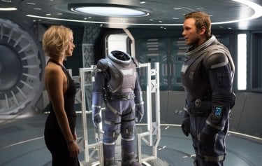 Passengers: Jennifer Lawrence e Chris Pratt in una foto del film