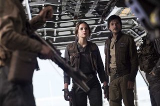 Rogue One: una foto della protagonista Felicity Jones accanto a Diego Luna