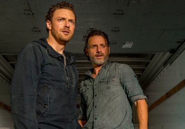 The Walking Dead: gli attori Ross Marquand e Andrew Lincoln nell'episodio Tu sei il mio sole