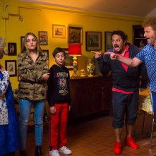 Poveri ma ricchi: Brignano e De Sica si confrontano con Anna Mazzamauro in una scena