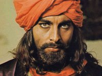 Sanremo 2026 e l'abbraccio dei due Sandokan: Kabir Bedi e Can Yaman uniscono due epoche