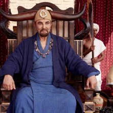 Mohenjo Daro: Kabir Bedi seduto sul suo trono in una scena