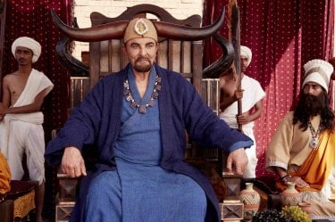 Mohenjo Daro: Kabir Bedi seduto sul suo trono in una scena