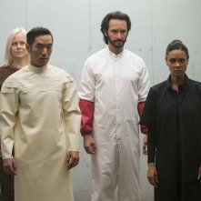Westworld: Thandie Newton, Rodrigo Santoro, Ingrid Bolsø Berdal e Leonardo Nam in una scena di The Bicameral Mind 