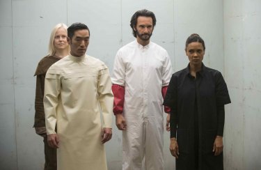 Westworld: Thandie Newton, Rodrigo Santoro, Ingrid Bolsø Berdal e Leonardo Nam in una scena di The Bicameral Mind