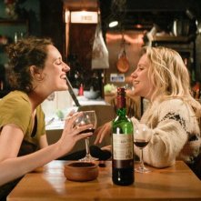 Fleabag: Phoebe Waller-Bridge e Jenny Rainsford in una foto della serie