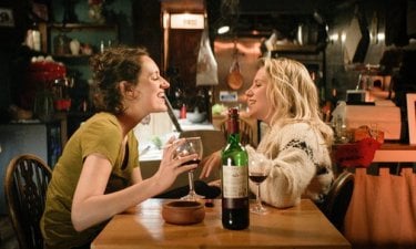 Fleabag: Phoebe Waller-Bridge e Jenny Rainsford in una foto della serie