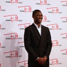 Roma Fiction Fest 2016: Malachi Kirby sorridente sul red carpet di Roots