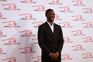 Roma Fiction Fest 2016: Malachi Kirby sorridente sul red carpet di Roots