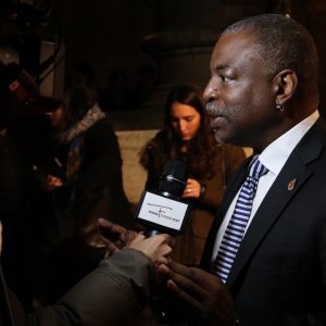 Roma Fiction Fest 2016: LeVar Burton davanti ai giornalisti sul red carpet di Roots