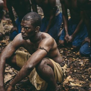 Roots, Malachi Kirby in una scena