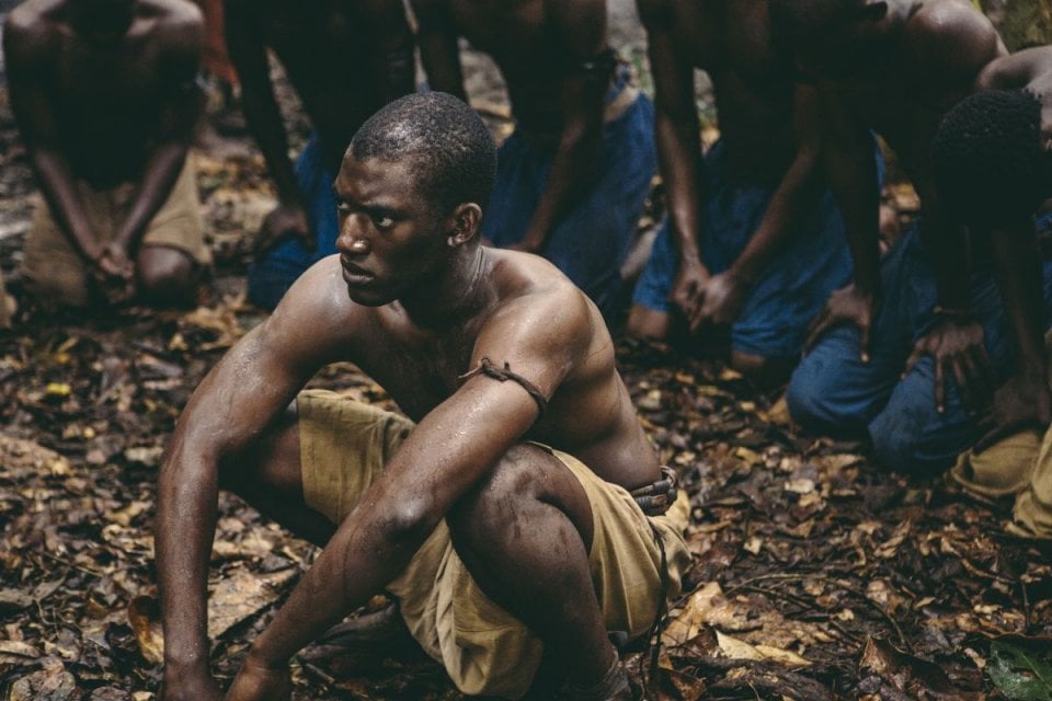 Roots, Malachi Kirby in una scena