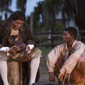 Forest Whitaker e Malachi Kirby in Roots 