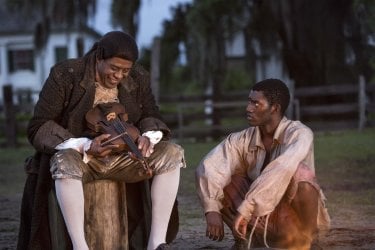 Forest Whitaker e Malachi Kirby in Roots