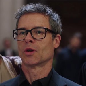 When We Rise: Guy Pearce in una scena della serie