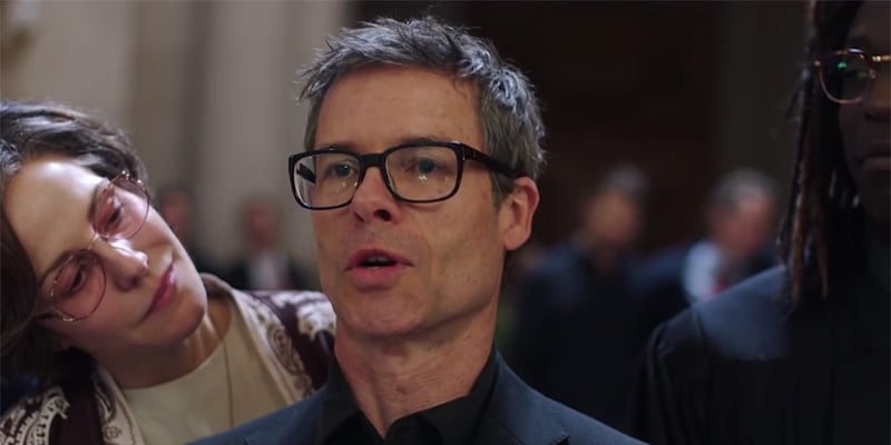 When We Rise: Guy Pearce in una scena della serie