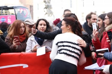 Roma Fiction Fest 2016: Bellamy Young firma autografi sul red carpet di Shondaland