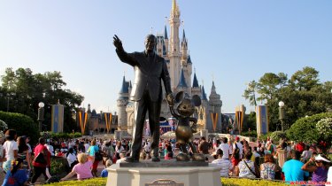 Le statue di Walt Disney e Topolino a Disneyland
