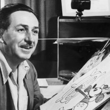 Un'immagine di Walt Disney al lavoro su Topolino