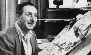 Un'immagine di Walt Disney al lavoro su Topolino