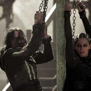 Assassin's Creed: Michael Fassbender e Ariane Labed incatenati