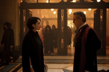 Assassin's Creed: Mario Cotillard e Jeremy Irons in una scena del film