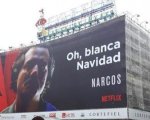 Narcos fa gli auguri per un 'Bianco' Natale: polemica per Netflix a Madrid