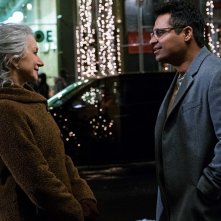 Collateral Beauty: Helen Mirren e Michael Peña in una scena del film
