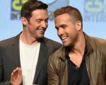 Hugh Jackman invita a urinare sulla stella di Ryan Reynolds a Hollywood