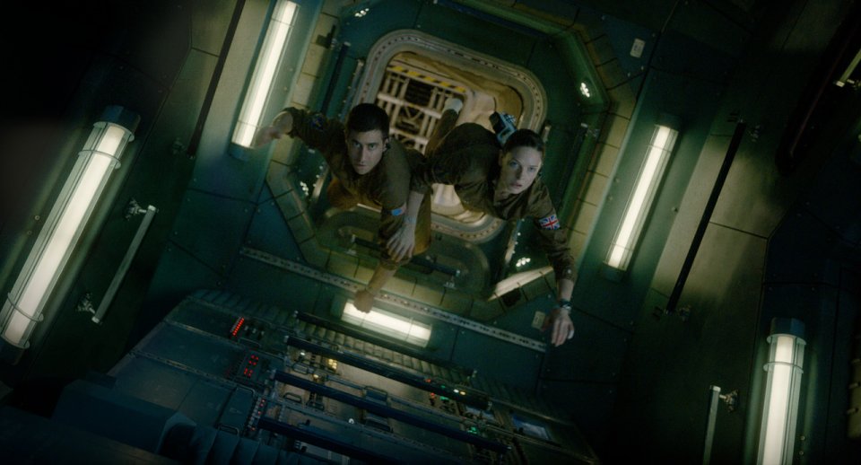 Life - Non oltrepassare il limite: Jake Gyllenhaal e Rebecca Ferguson fluttuano nell'astronave