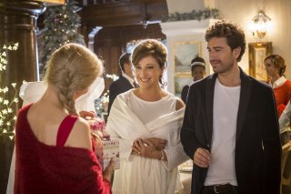 Mister Felicità: Alessandro Siani e Carla Signoris in una scena del film