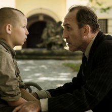 Nebbia in agosto: Ivo Pietzcker e Karl Markovics in una scena del film