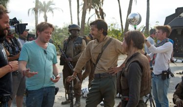 Rogue One, il regista Gareth Edwards sul set con Felicity Jones e Gareth Edwards