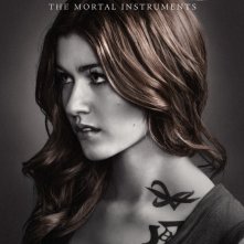 Shadowhunters: Katherine McNamara nel character poster della seconda stagione