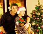 Liam Hemsworth si unisce alla famiglia Cyrus per un'adorabile foto natalizia!