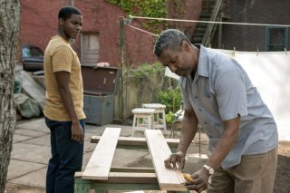 Barriere: Denzel Washington e Jovan Adepo in una scena del film