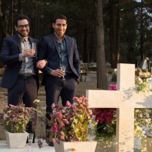 Sense8: gli attori Miguel Ángel Silvestre e Alfonso Herrera nello speciale di Natale