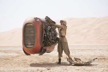 Star Wars: Il Risveglio della Forza - Daisy Ridley interpreta Rey in una scena ambientata nel deserto