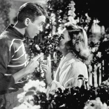 Jimmy Stwart e Donna Reed in una scena de La vita è meravigliosa
