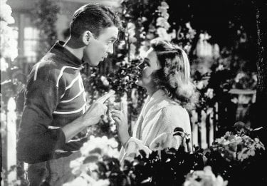 Jimmy Stwart e Donna Reed in una scena de La vita è meravigliosa