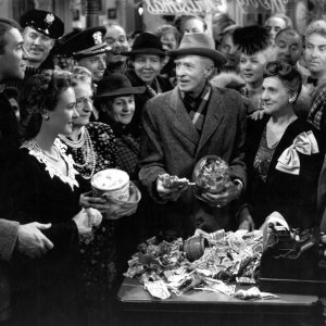 James Stewart e Donna Reed in una celebre scena de La vita è meravigliosa