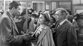 James Stewart e Donna Reed in una scena di La vita è meravigliosa