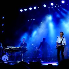 Pooh - L'ultimo concerto: un'immagine del gruppo mentre suona sul palco