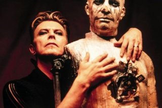 David Bowie nella performance di Heart's Filthy Lesson