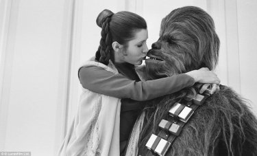 Guerre stellari: Carrie Fisher abbraccia Chewbacca