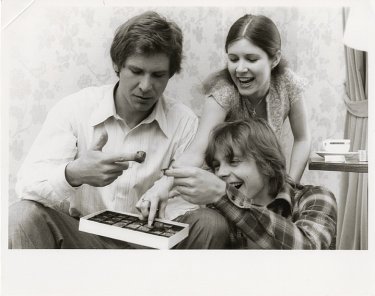Guerre stellari: Harrison Ford, Carrie Fisher e Mark Hamill giocano sul set