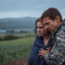 Arrival: Amy Adams e Jeremy Renner in un momento del film