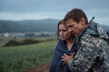 Arrival: Amy Adams e Jeremy Renner in un momento del film