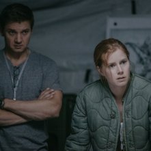 Arrival: Amy Adams e Jeremy Renner in una scena del film