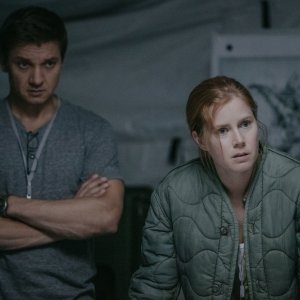 Arrival: Amy Adams e Jeremy Renner in una scena del film